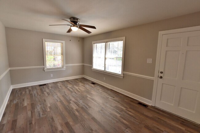 Building Photo - 708 Cedarbrook Dr