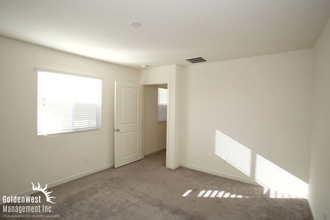 Building Photo - Modern 3Bdm 2.5Ba Two-Story Home in the Heart of Las Vegas
