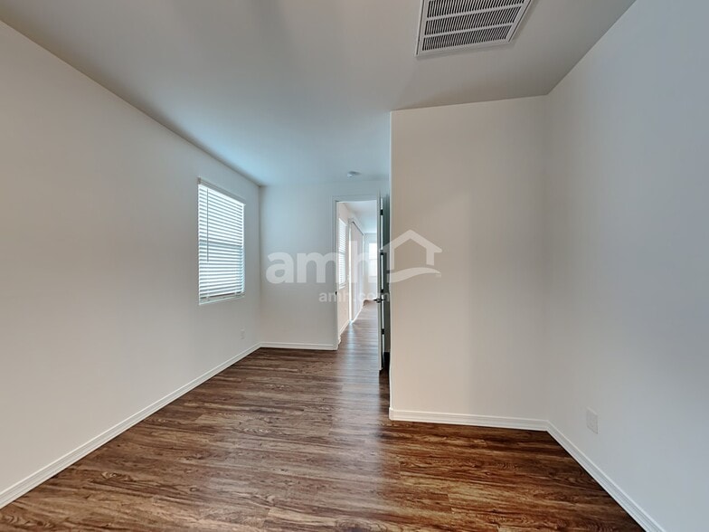 Building Photo - 895 S 150th Dr