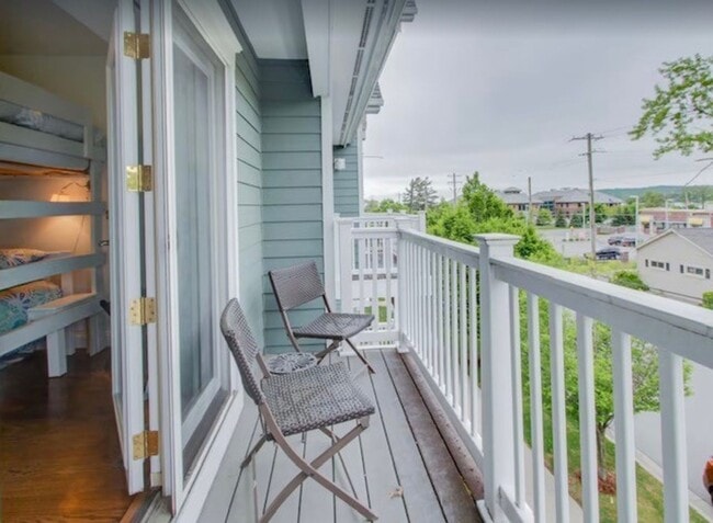 Building Photo - Move In Ready Winter Retreat in Downtown T...