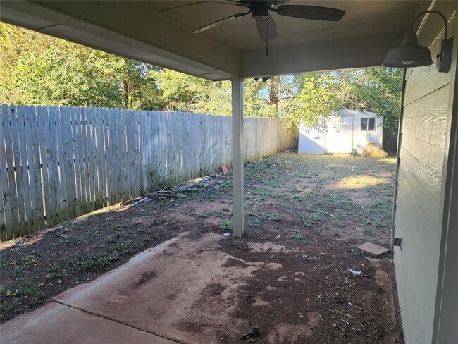 Building Photo - 807 S Jones Ln