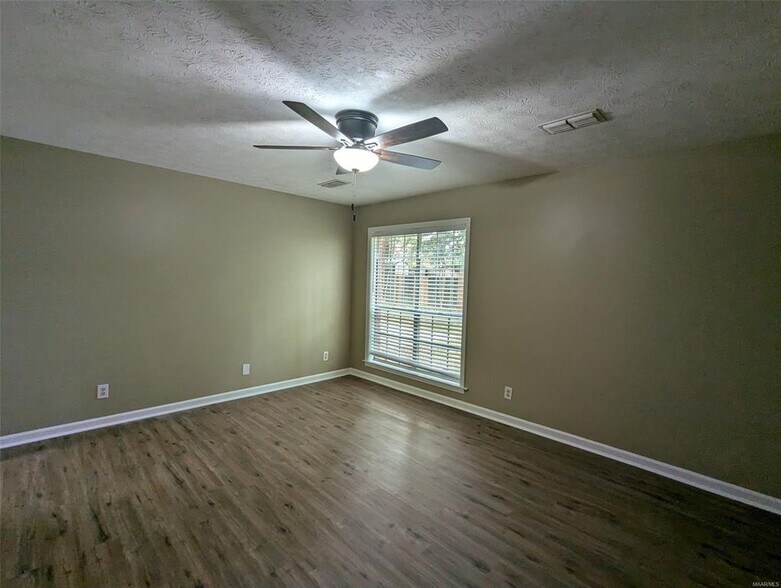 Building Photo - 7157 White Oak Ln