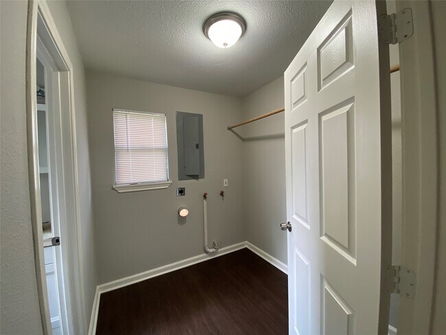 Building Photo - 205 N Elm St