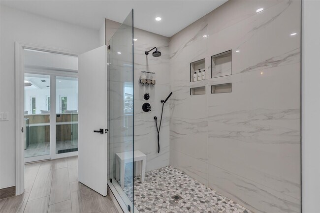 Building Photo - 3108 NE 42nd Ct