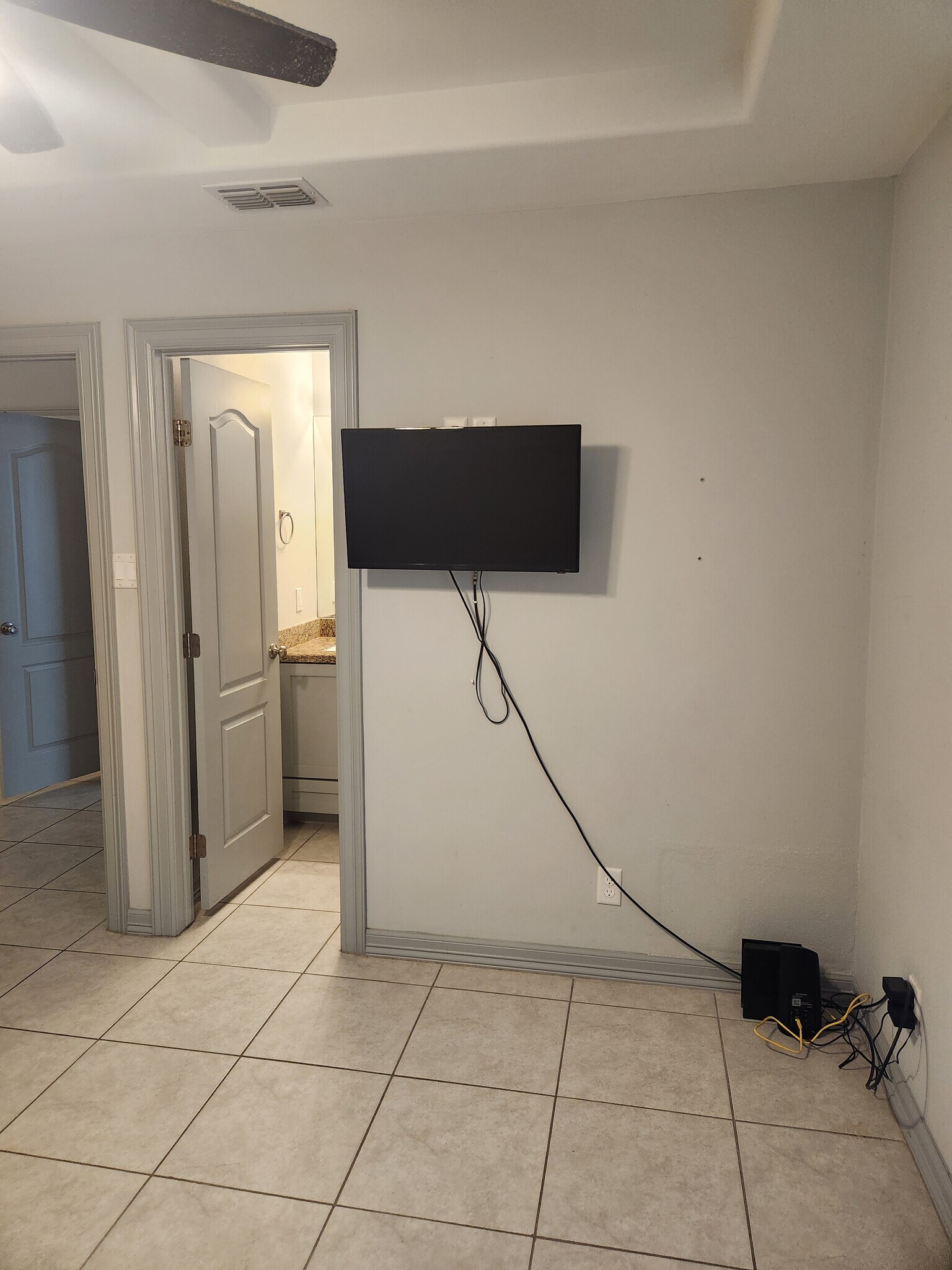 Building Photo - 709 E 3rd St