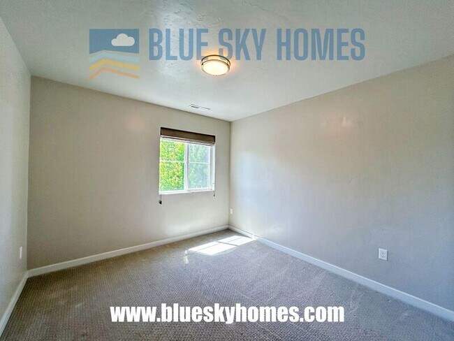 Building Photo - 2572 E Mariposa Dr