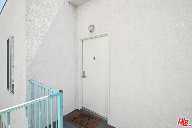 Building Photo - 870 S Crenshaw Blvd