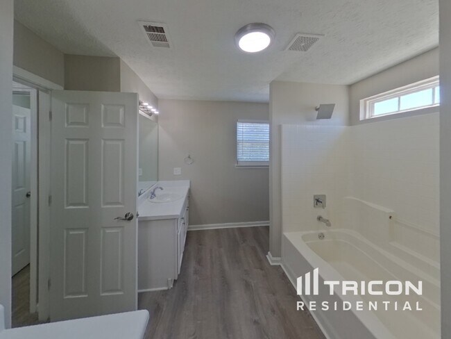 Building Photo - 1631 Royal Ives Dr SE