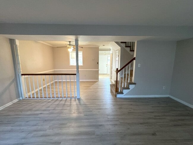 Building Photo - Great Neck area Townhome, Available Now!