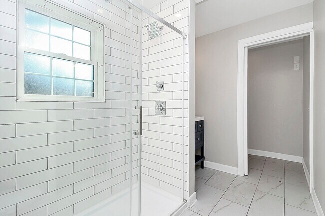 Building Photo - 4044 Dinglewood Ave