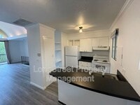 Building Photo - 851 SW Broadway Dr