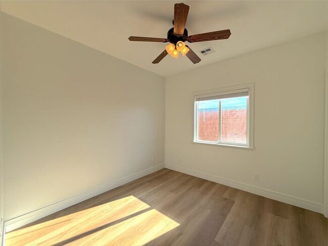 Building Photo - 3 Bed, 2 Bath, 2 Car garage Duplex Unit