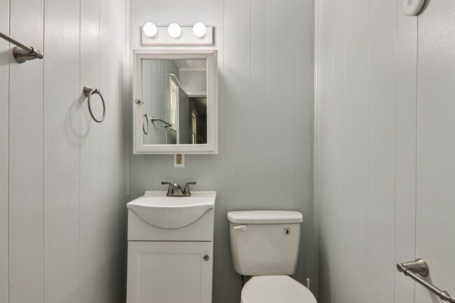 Building Photo - Move In Ready