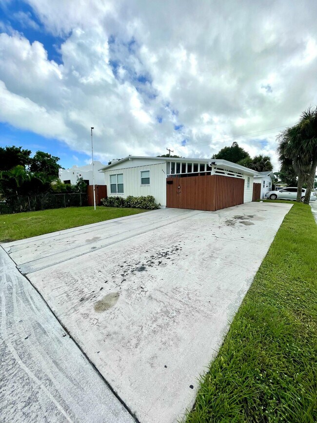 Building Photo - 640 54th St