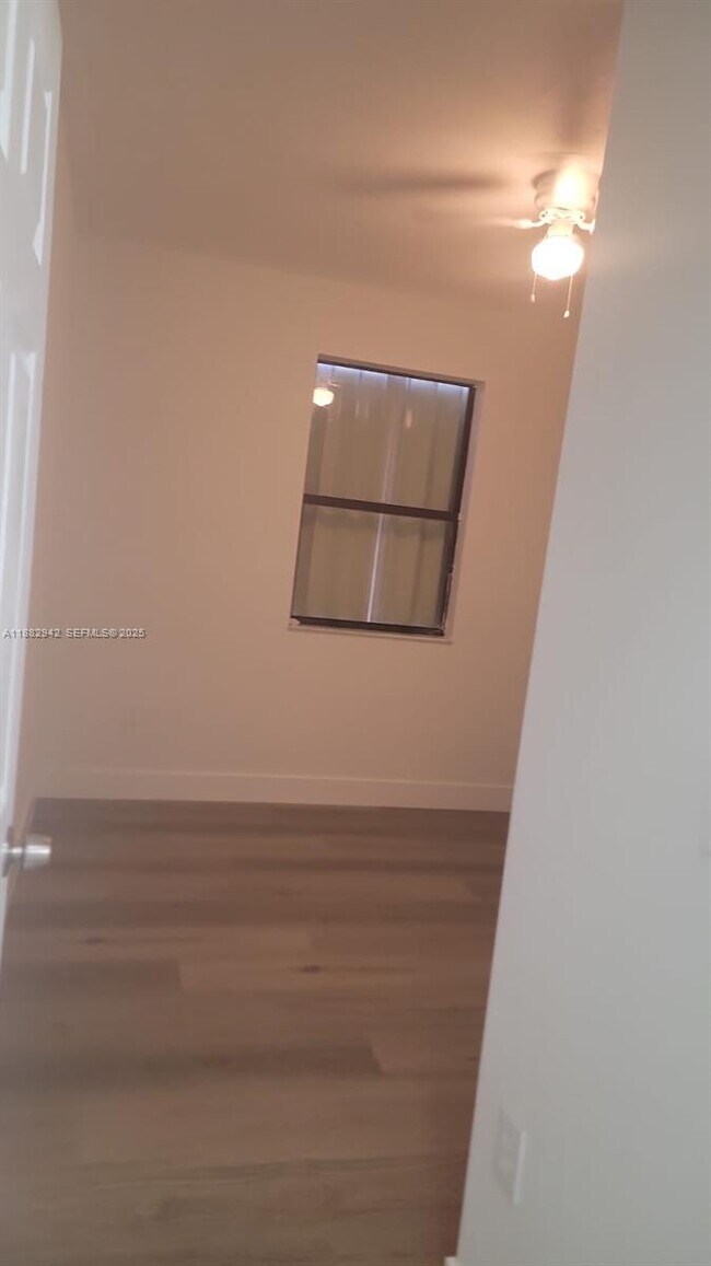 Building Photo - 571 SE 37th Pl