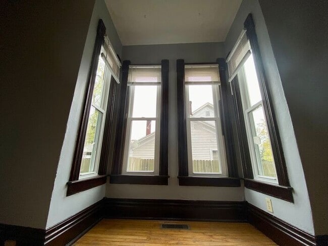 Building Photo - 1 bedroom MAIN floor apartment in Niles