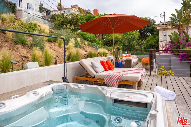 Building Photo - 218 Montreal St