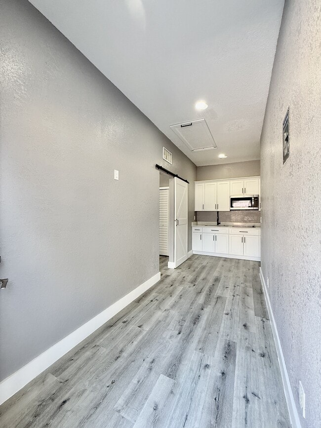 Building Photo - 2630 Hilliard Ct