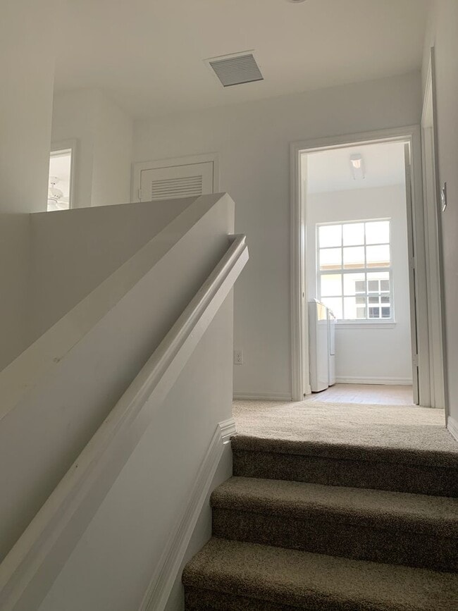 Building Photo - 3/2.5/1 Spacious Townhome