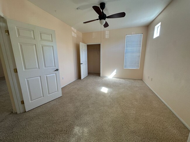 Building Photo - Beautiful 2 bedroom condo for rent.