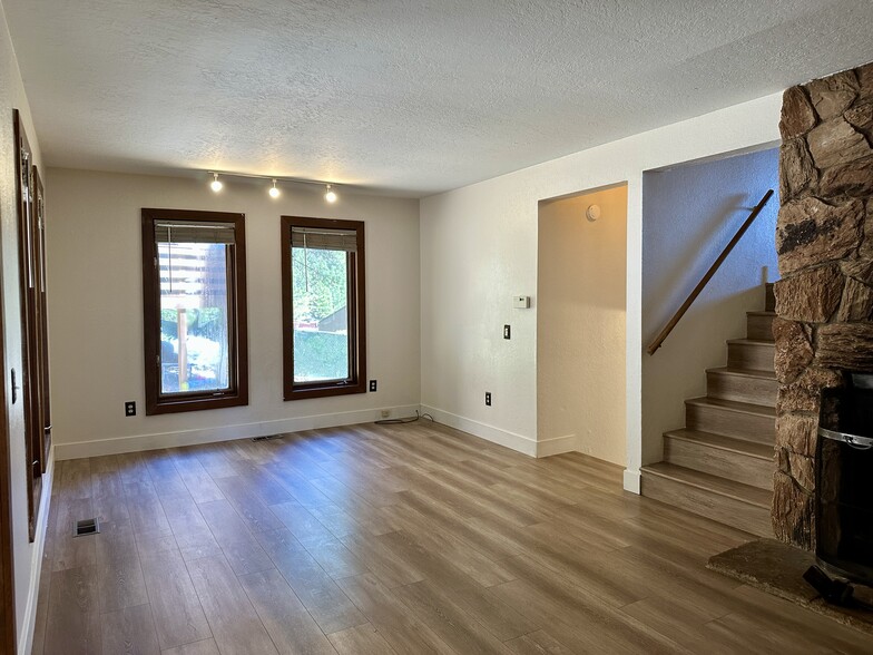 Living Room - 1055 Tomahawk Trl