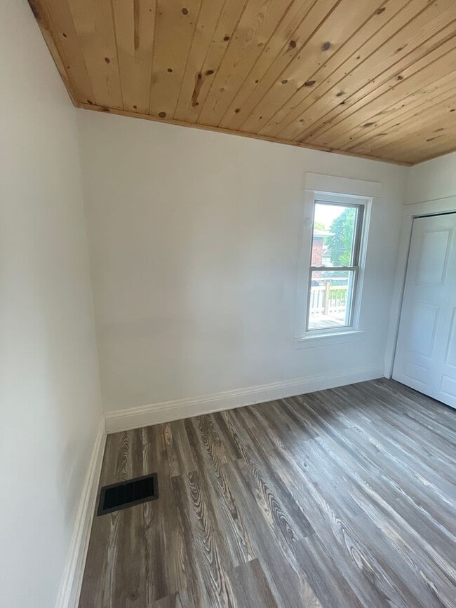 Building Photo - 247 Cedar Ave