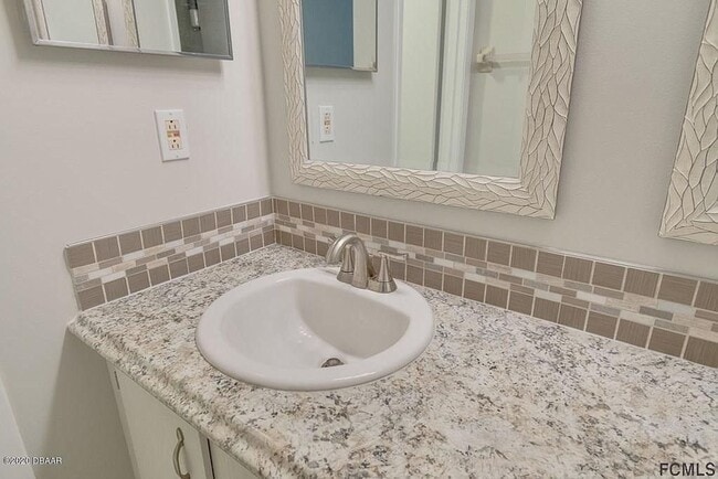 Building Photo - Stunning townhome on Palm Harbor Golf Course!