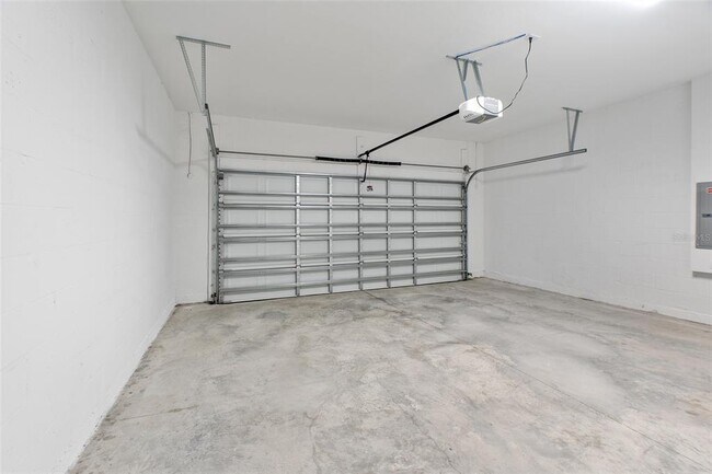 Building Photo - 1250 Papillon St