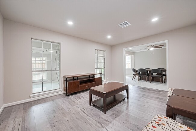 Building Photo - 10815 Creektree Dr