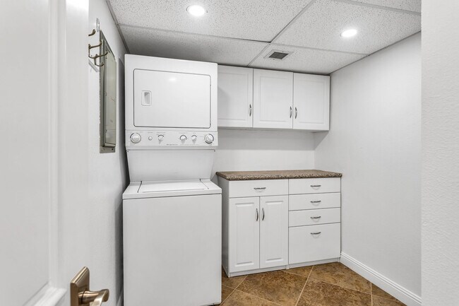 Building Photo - 910 Island Dr