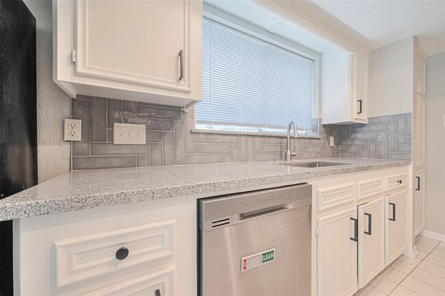Building Photo - 6822 Stonewater