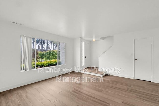 Building Photo - 3137 Seacrest Ave