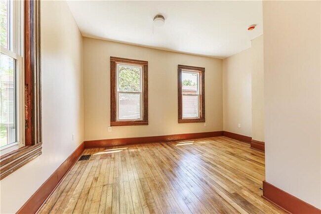 Building Photo - 268 Lyndhurst St