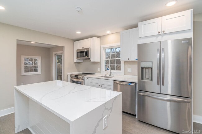 Building Photo - 970 Village Ln