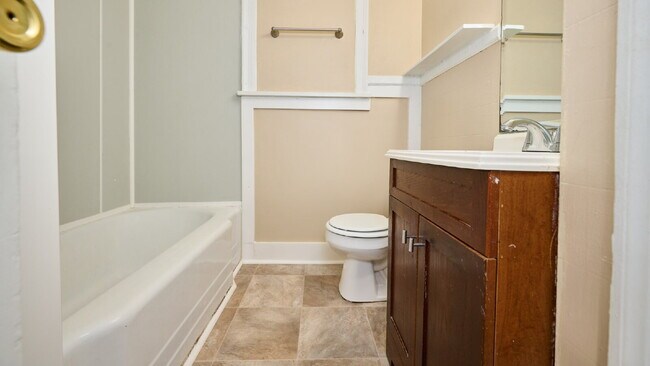 Building Photo - For Rent: 2BR, 1BA duplex