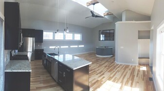 Building Photo - 98 Pond Hill Rd