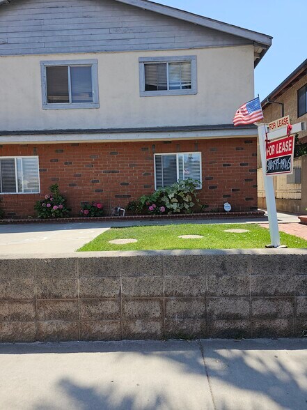 Well manicured front lawn - 2112 Manhattan Beach Blvd