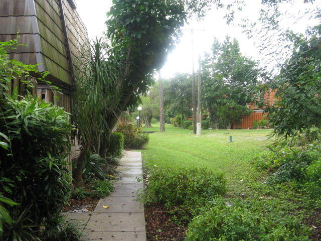 Building Photo - Parkwoods 5576-4