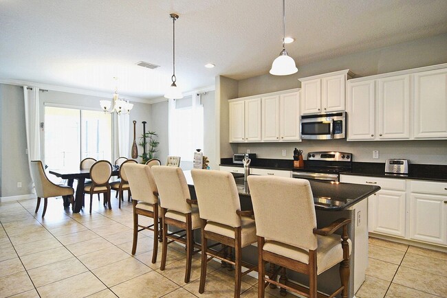 Building Photo - Spacious 6-Bed, 5-Bath Furnished Home with...