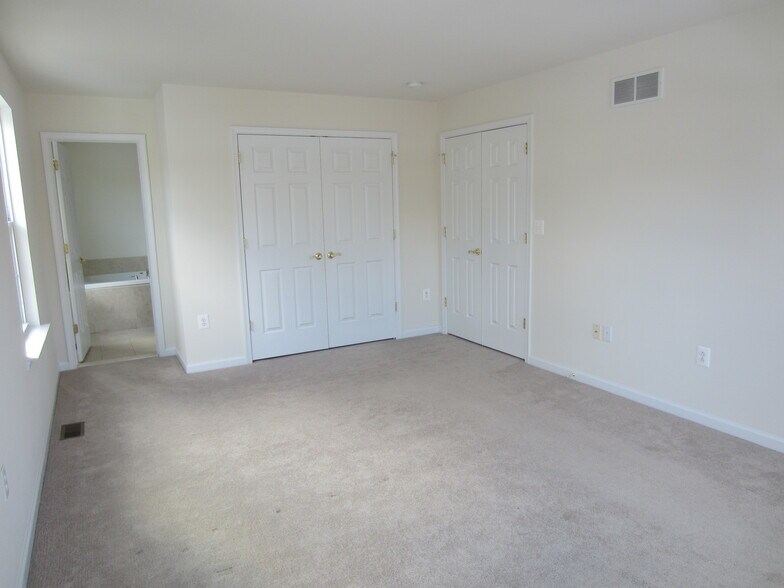 Primary Bedroom - 860 Main St