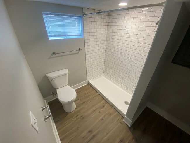 Building Photo - Newly Renovated 3 Bed 2 Bath Home
