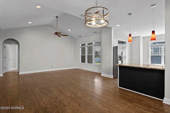 Building Photo - 412 Azalea Dr