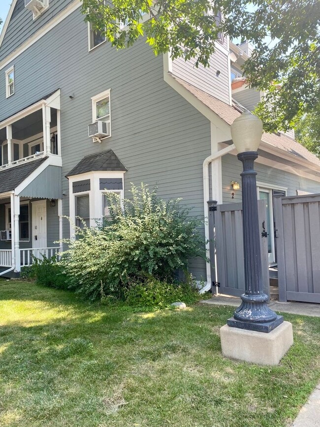 Building Photo - Lofted one bedroom condo, close to everything!