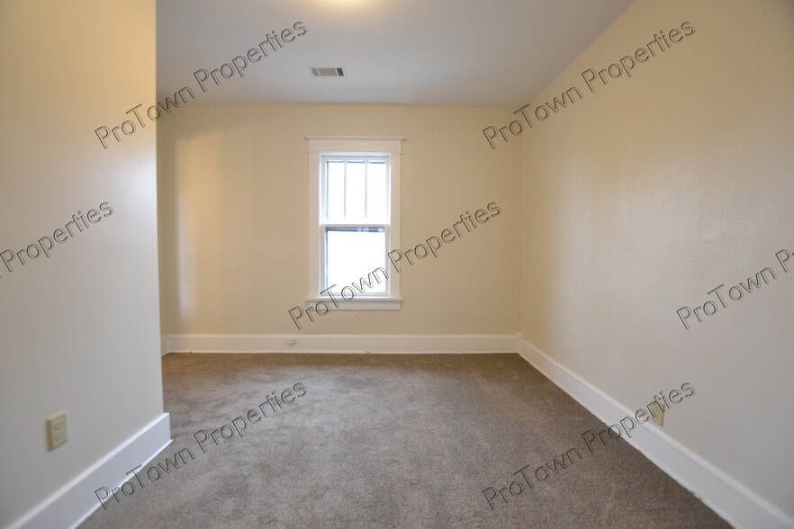 Building Photo - 411 Krakar Ave