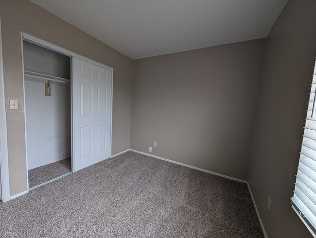 Building Photo - 3 bedroom 2 Bathroom Home