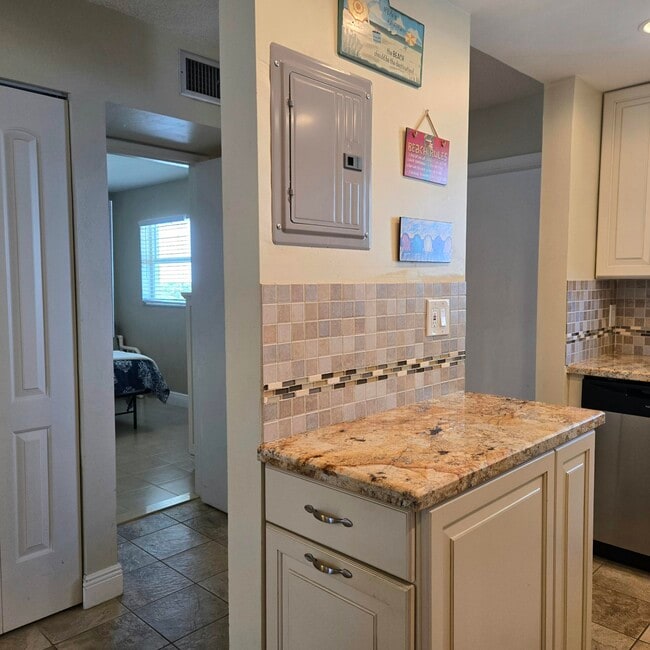 Building Photo - 1161 Hillsboro Mile