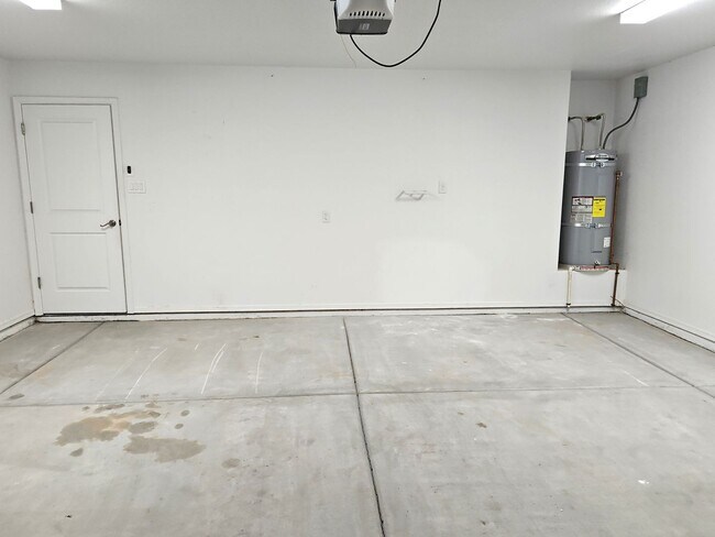 Building Photo - 3 bedroom/2 bath home for Rent