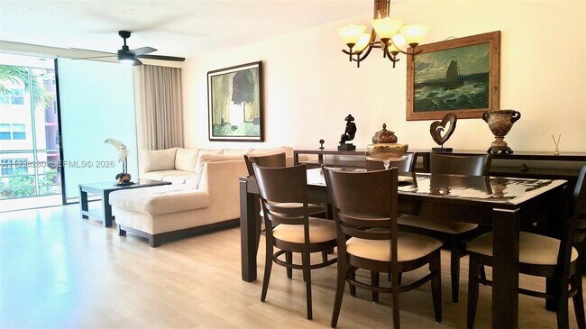 Building Photo - 2841 Somerset Dr