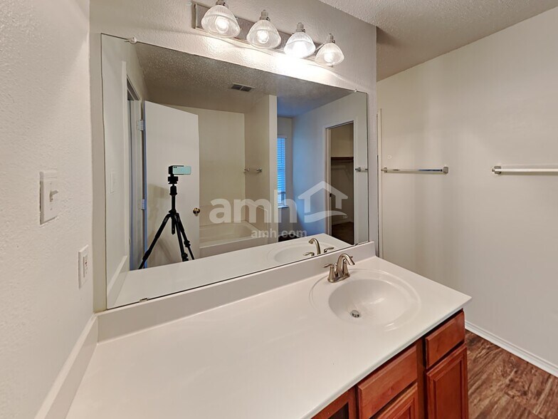 Building Photo - 6803 Lake Jackson Dr