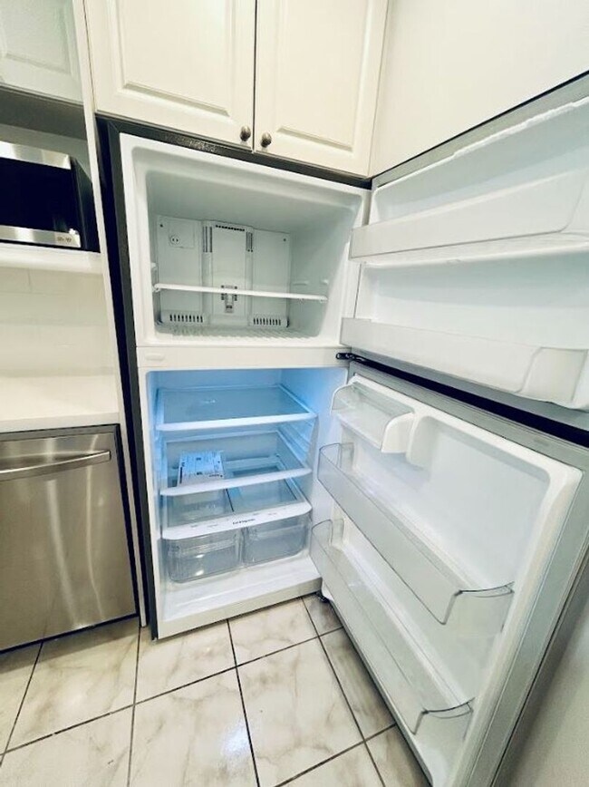 Building Photo - Large Updated 1 Bedroom 1.5 Bath Condo - S...